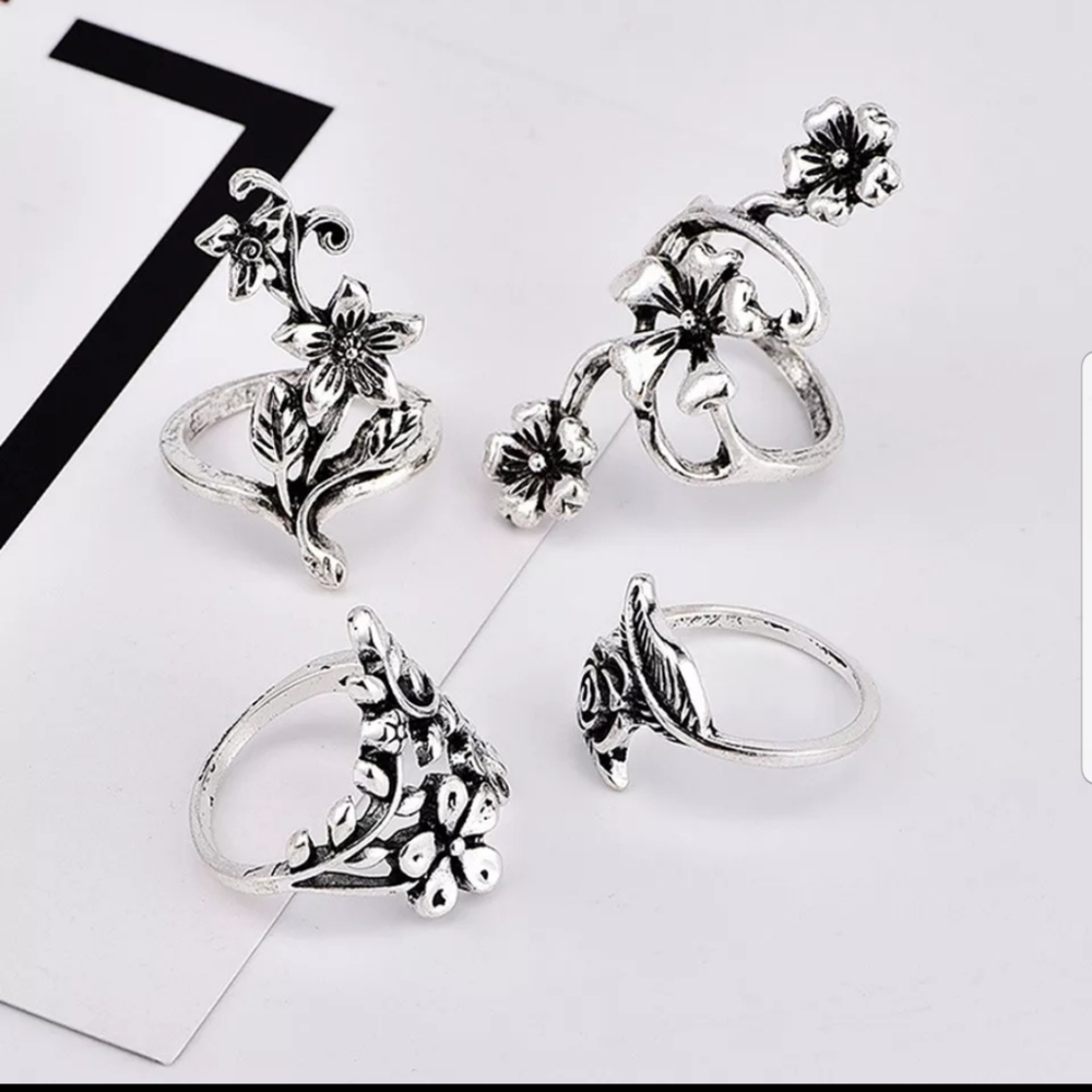 Relisted☆Olly☆ Flower Ring Set - Picture 3 of 6